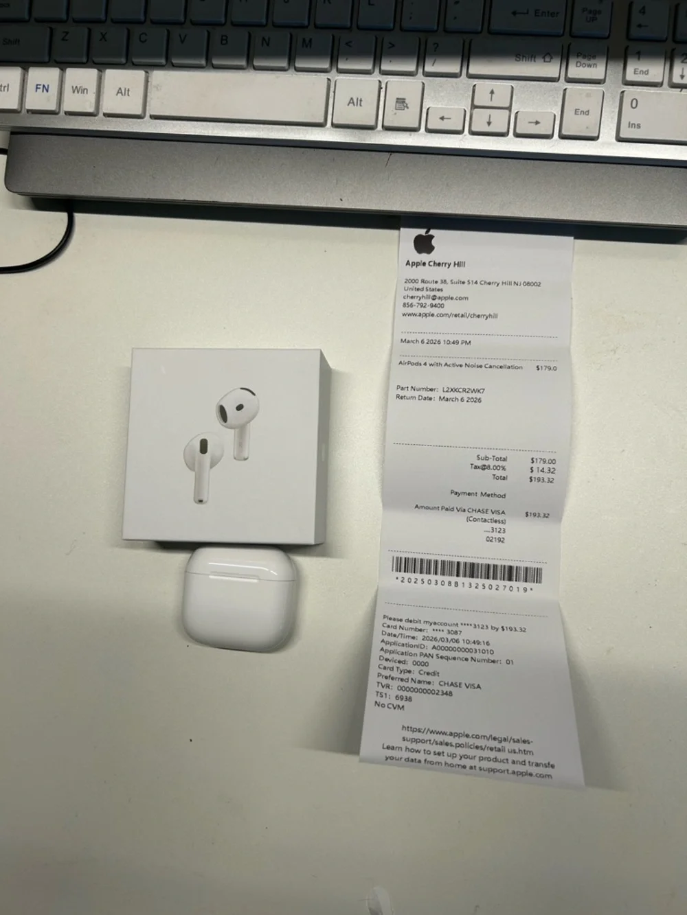 Apple White Wireless Earbuds with Charging Case